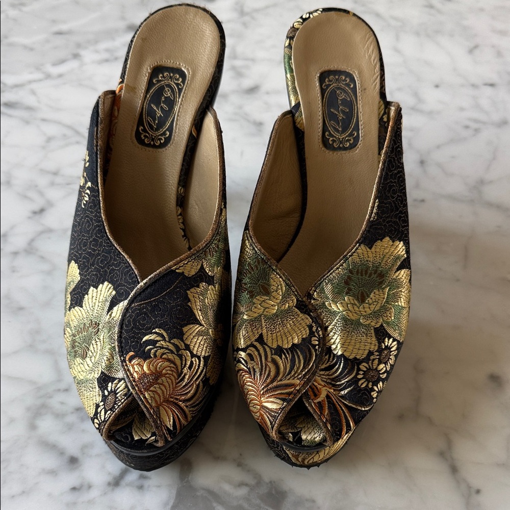 Stunning Salpy black and gold brocade 4” slip in platform Asian design size 7